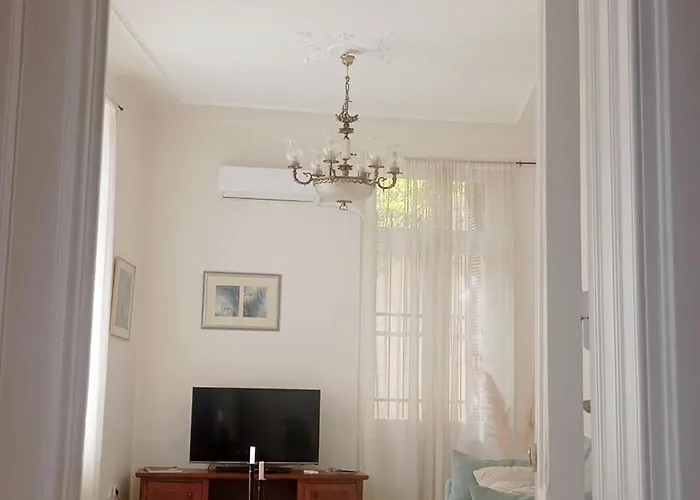 Calliope'S Neoclassical Home In The Heart Of Plaka